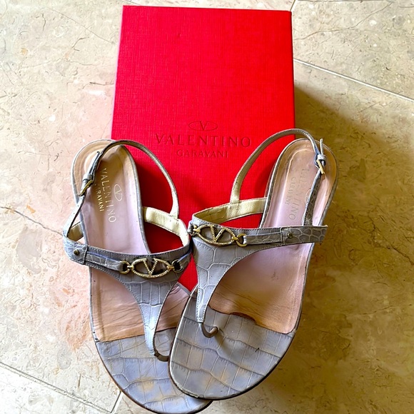 100% authentic Valentino flat sandals. Made in Italy. 100% leather💖with box💖 - Picture 1 of 6